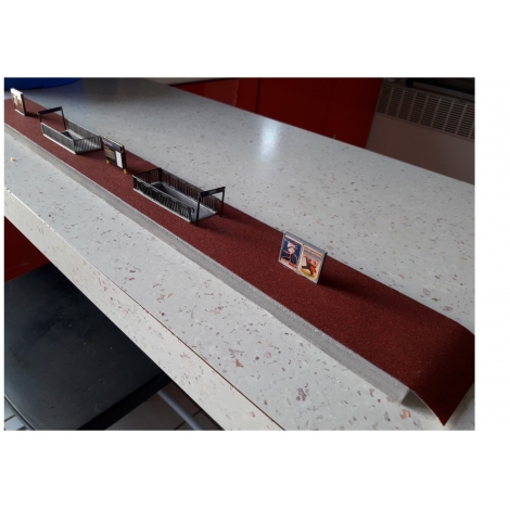 Quai haut avec entrées de souterrains Ho