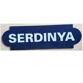 Repro de la plaque de la gare de Serdinya, desservie par le Train jaune