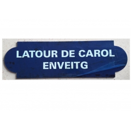 Repro de la plaque de gare de La Tour de Carol-Enveitg, desservie par le Train Jaune